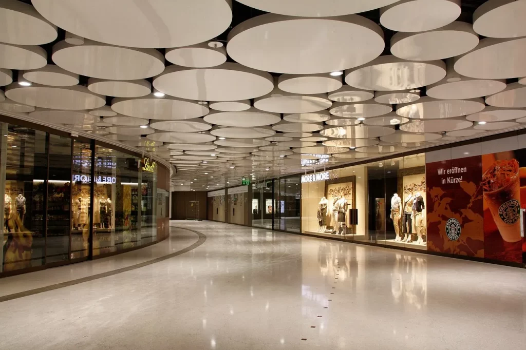 Pasillo de centro comercial con acondicionamiento acústico para una experiencia de compra más agradable y confortable.