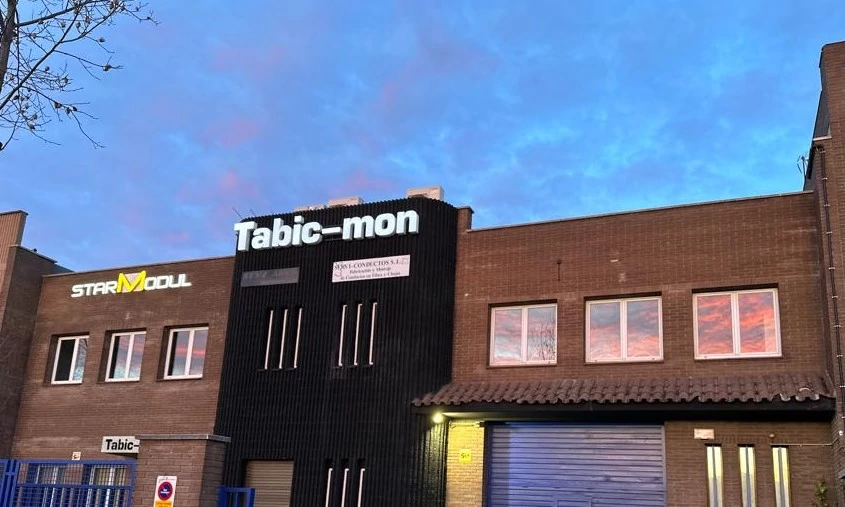 Sobre nosotros 8 fachada nave con cielo